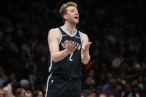 B体育-一通乱战！曼恩反击被追身大帽 沃尔夫补篮还被帽&amp;再次放篮才进