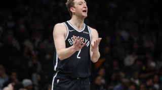 B体育-一通乱战！曼恩反击被追身大帽 沃尔夫补篮还被帽&amp;再次放篮才进