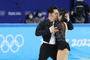 b体育官网-冬奥19日看点：“葱桶”冲击金牌 男子冰壶上演决战